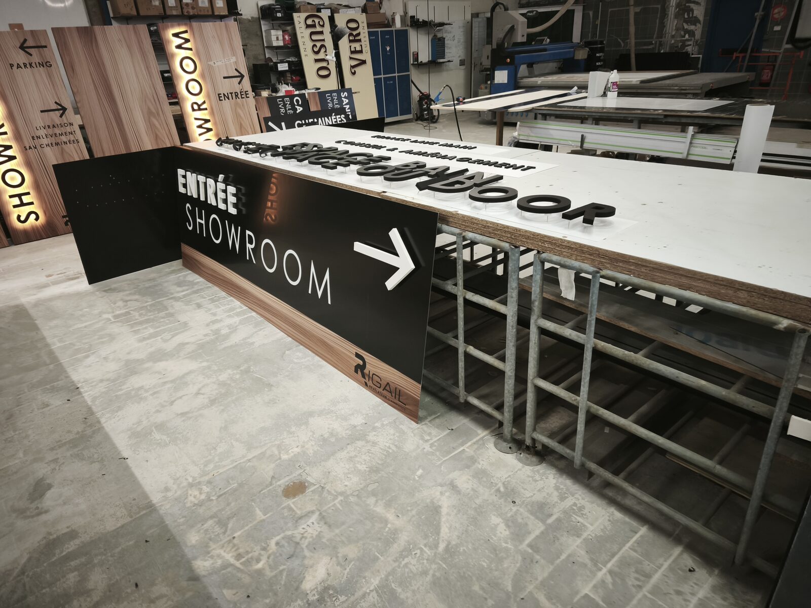 Panneau « Entrée showroom » Rigail avant la pose, dans notre atelier