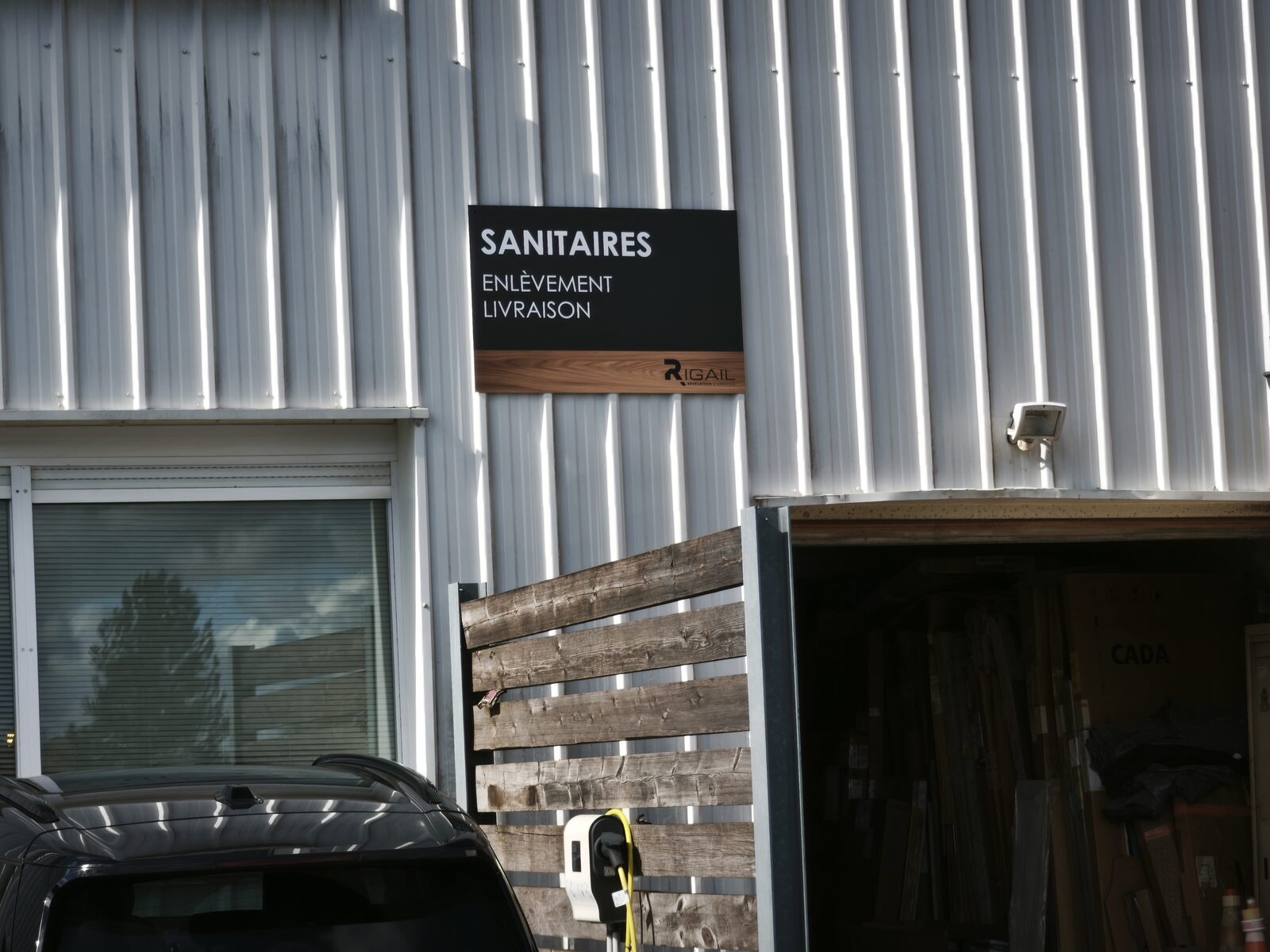 Panneau de façade Rigail « Sanitaires — Enlèvement, livraison »