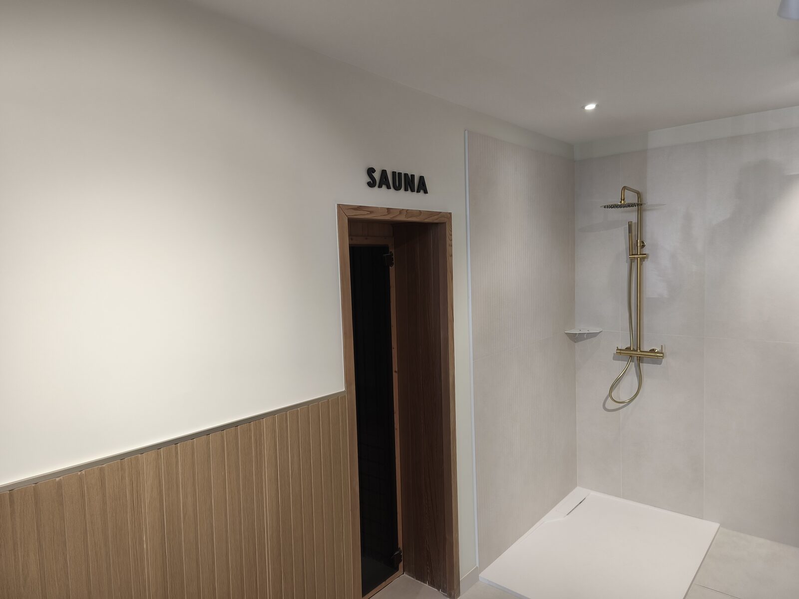 Lettrage mural « Sauna » dans l'espace bien-être du showroom Rigail