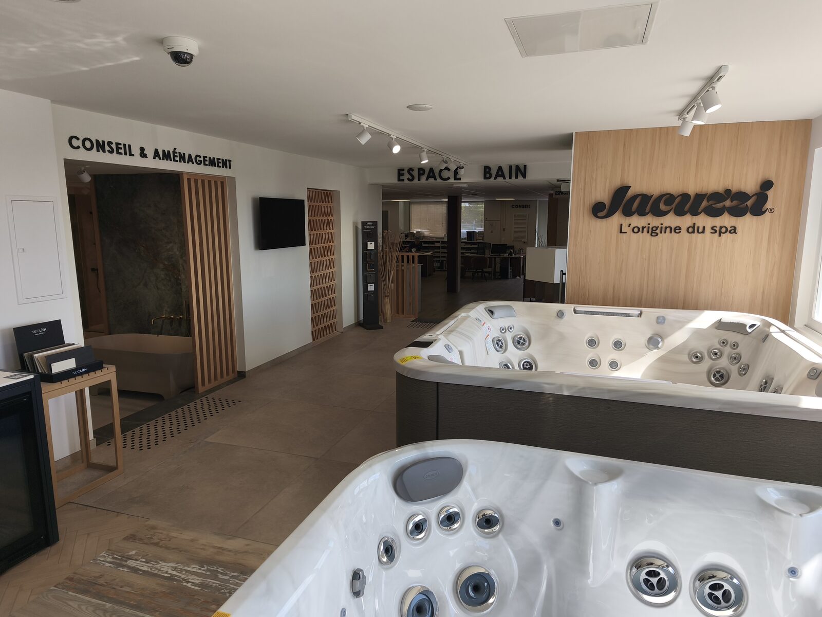 Showroom Rigail à Saint-Martin-Boulogne : lettrage mural « Conseil & aménagement » et « Espace bain »