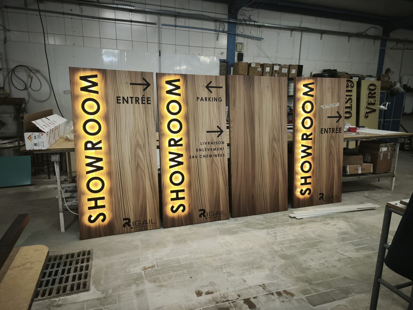 Totems Rigail rétroéclairés LED en finition dans notre atelier de Saint-Martin-Boulogne