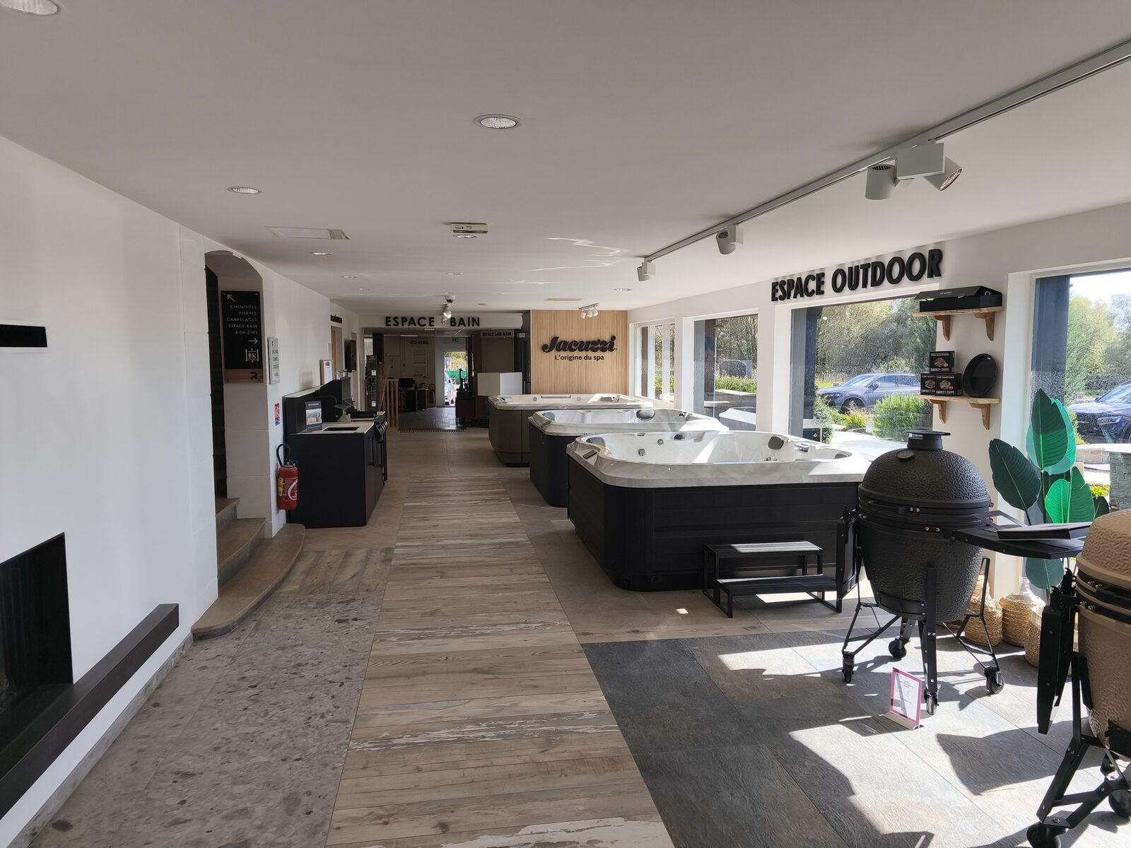 Signalétique intérieure du showroom Rigail : lettres découpées en relief « Espace outdoor » et « Espace bain »