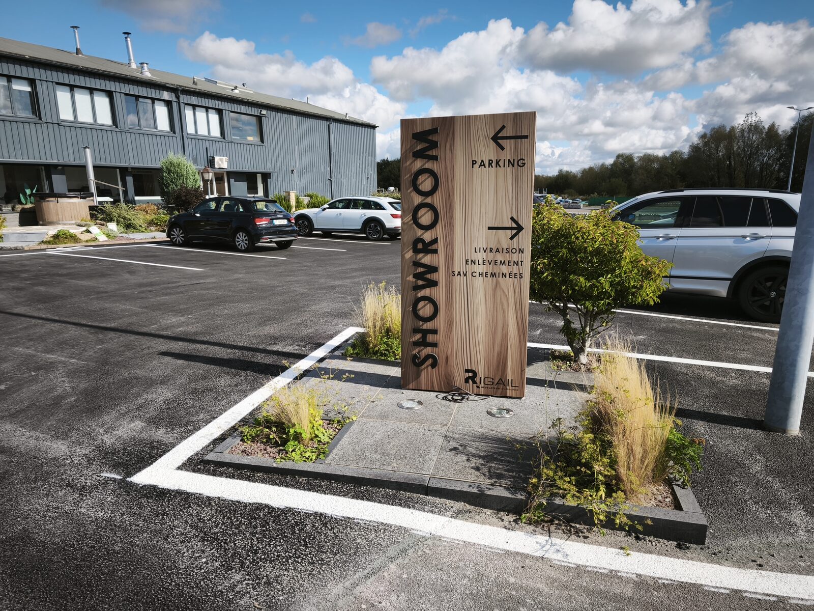 Totem directionnel Rigail : showroom, parking, livraison et enlèvement SAV cheminées